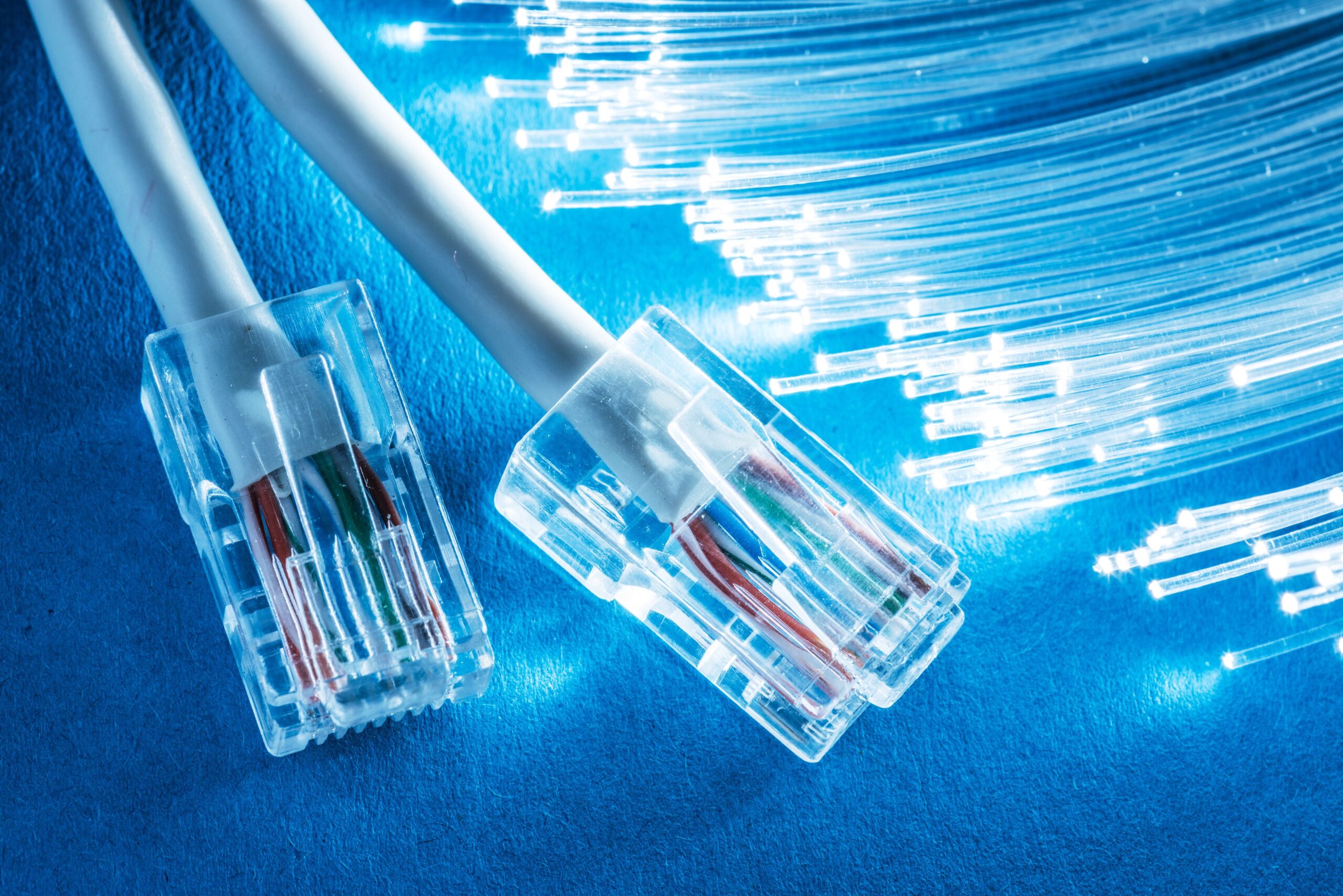 Internet glass fiber: at the speed of light on the net